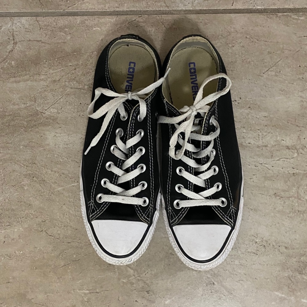 black converse low top